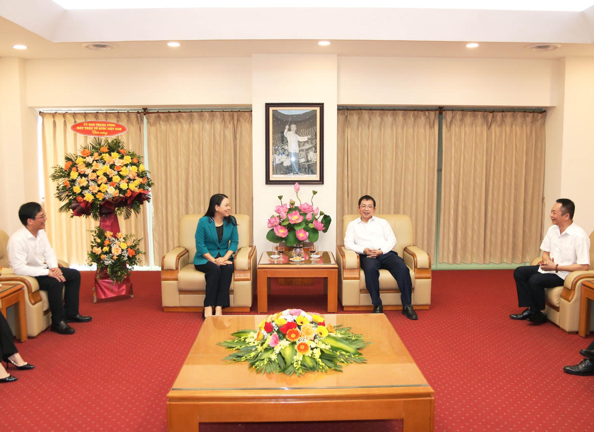 Phó Chủ tịch – Tổng Thư ký Nguyễn Thị Thu Hà thăm, chúc mừng Thông tấn xã Việt Nam.