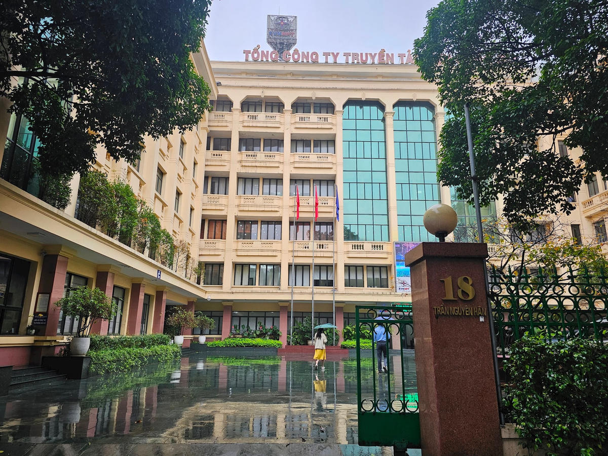 Đối với khu vực trụ sở Tổng Công ty truyền tải điện quốc gia, Tổng Công ty Điện lực miền Bắc, Tổng Công ty Điện lực TP Hà Nội, Khách sạn Điện lực, Thành phố giao Sở Quy hoạch - Kiến trúc nghiên cứu, đề xuất vị trí làm trụ sở mới cho các đơn vị (tại khu vực trụ sở các Tổng Công ty - Khu Đô thị mới Cầu Giấy). Hình ảnh trụ sở Tổng Công ty truyền tải điện quốc gia tại số 18 Trần Nguyên Hãn. Ảnh: Quốc Thanh.