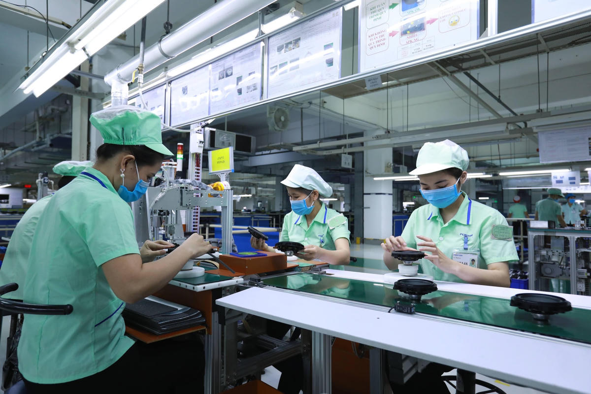 Giới chuyên gia kinh tế đánh giá, việc thu hút vốn đầu tư nước ngoài (FDI) đang có triển vọng tốt với các dự án mới. Ảnh: Quang Vinh.