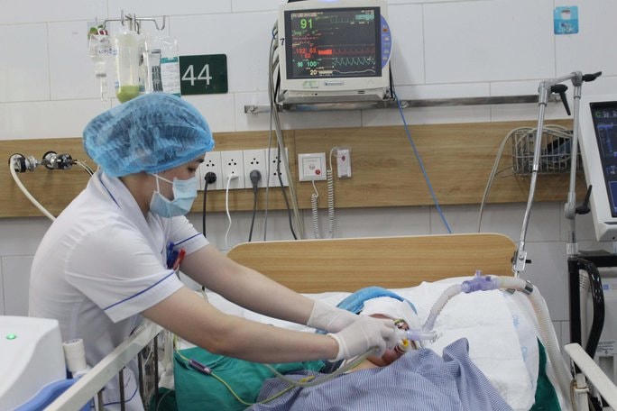 Bệnh nhân hôn mê sau khi dùng thuốc lá điện tử điều trị tại Bệnh viện Bạch Mai. Ảnh: TL.