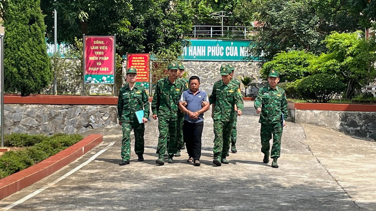Áp giải đối tượng Sùng A Sì về CQĐT. Ảnh: Trung Dũng