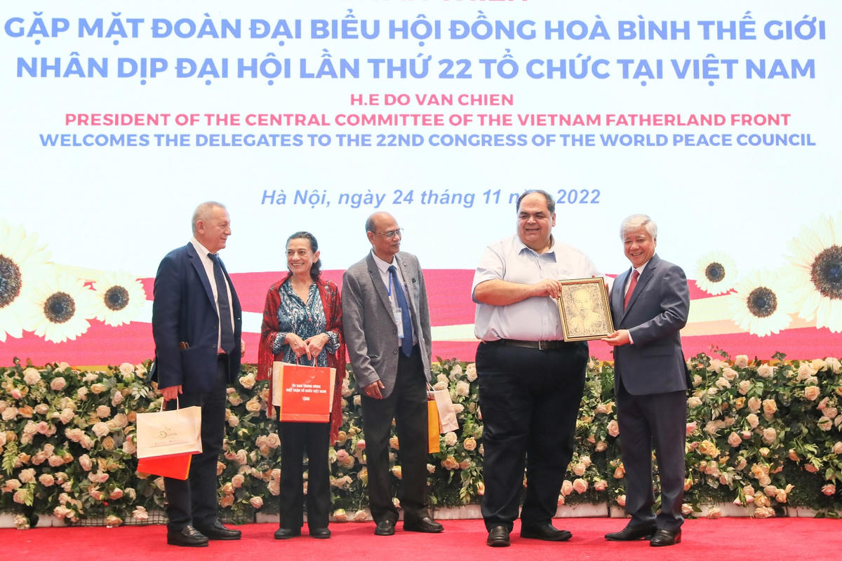 Đại diện lãnh đạo Hội đồng Hòa bình thế giới tặng quà Chủ tịch UBTƯ MTTQ Việt Nam Đỗ Văn Chiến.