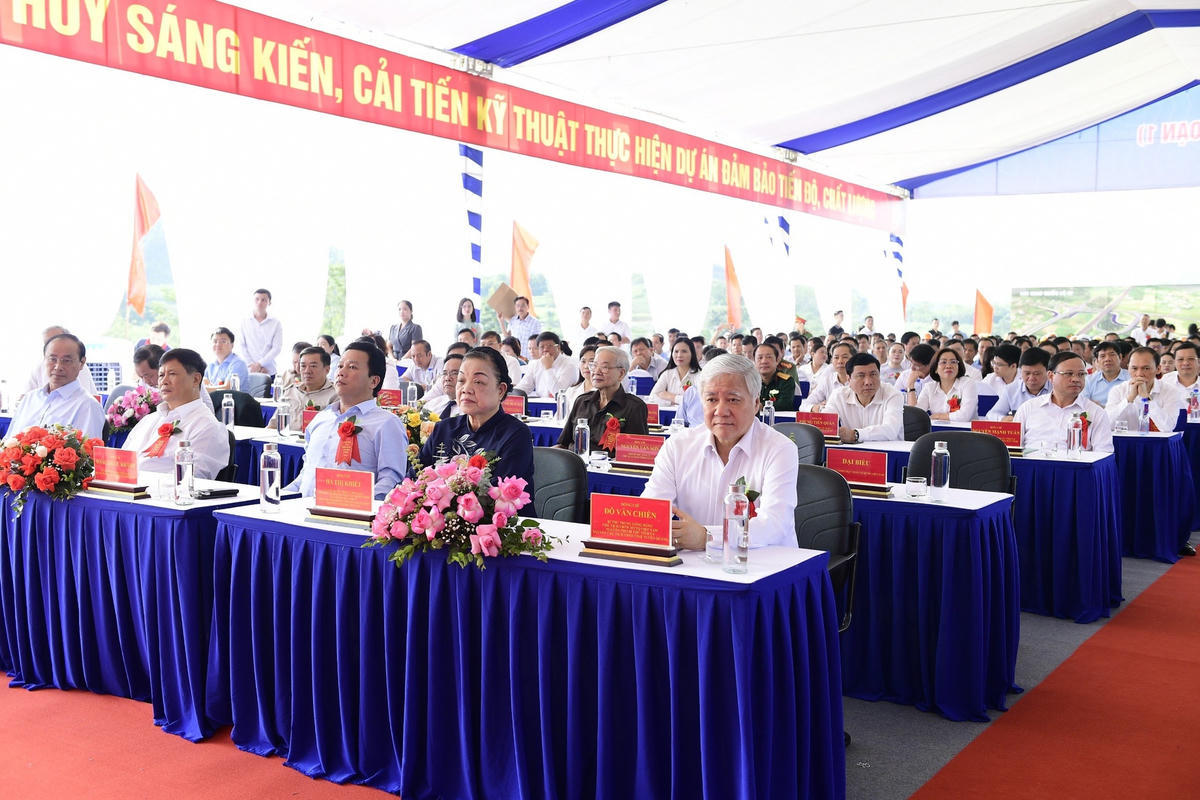 Tới dự lễ khởi công có nhiều lãnh đạo Trung ương, địa phương và nhân dân. Ảnh: Ngô Hùng