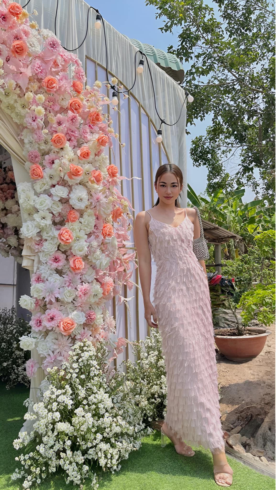 Trước khi tham gia "Trên cả tình thân", Thiên Nga cũng được biết đến khi xuất hiện trong nhiều MV, phim ngắn, sitcom và quảng cáo, đặc biệt với vai Yumi trong sitcom "Gia đình là số 1".