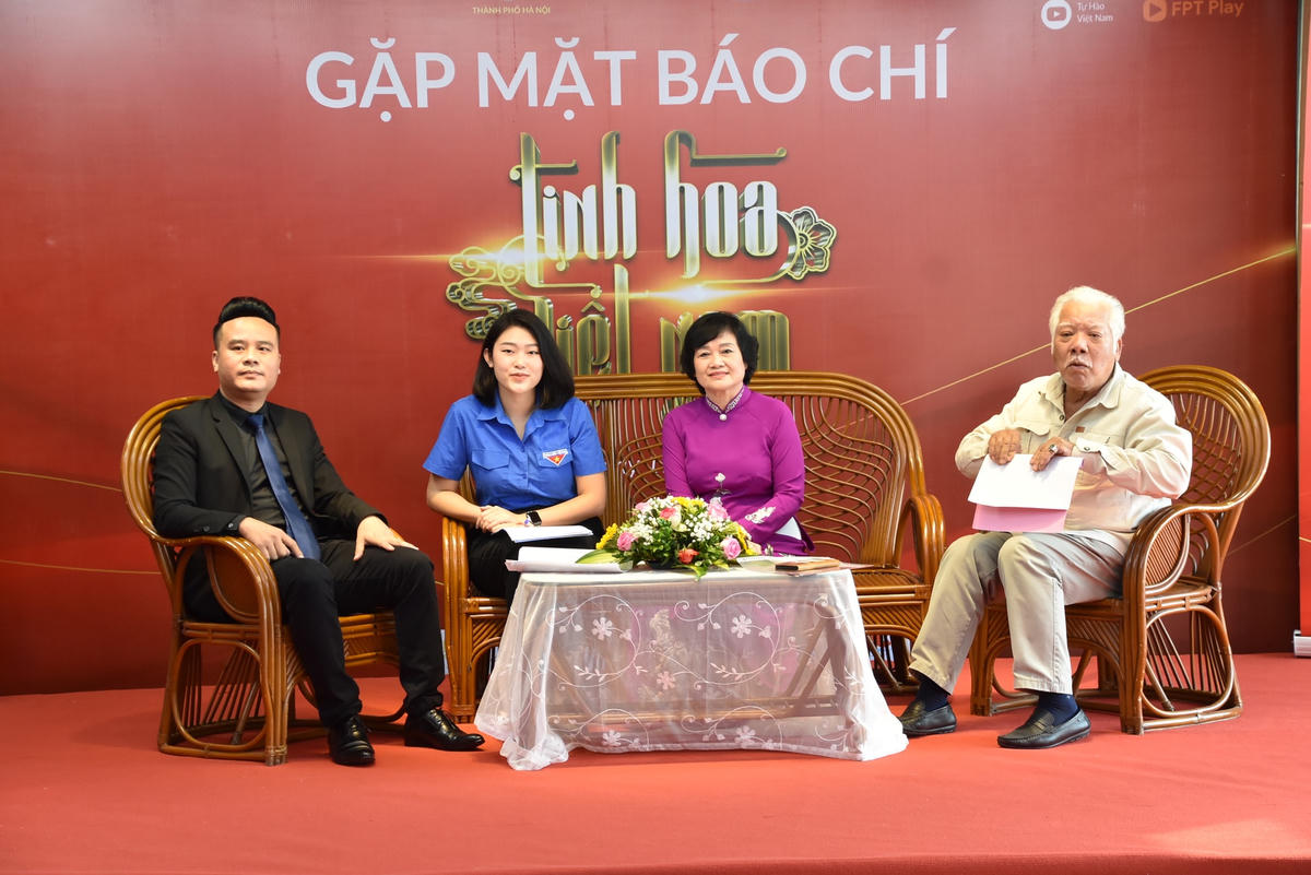 Các khách mời trả lời báo chí trong buổi lễ công bố chương trình.