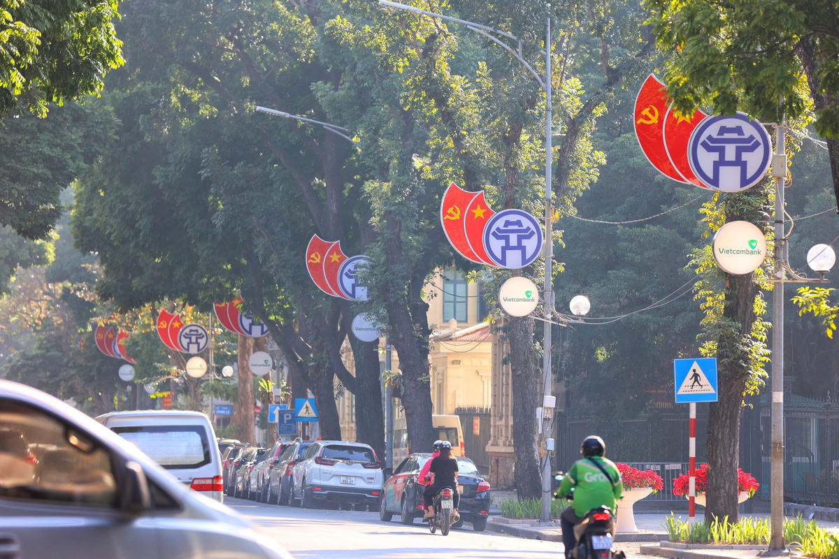 Các khu vực trung tâm Thủ đô, cờ hoa, băng rôn, pano cổ động rực sắc đỏ, tạo không khí phấn khởi, vui tươi và tràn đầy lòng tự hào dân tộc.