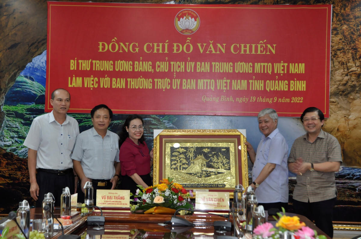 Trao tặng bức tranh cho Uỷ ban MTTQ Việt Nam tỉnh Quảng Bình.