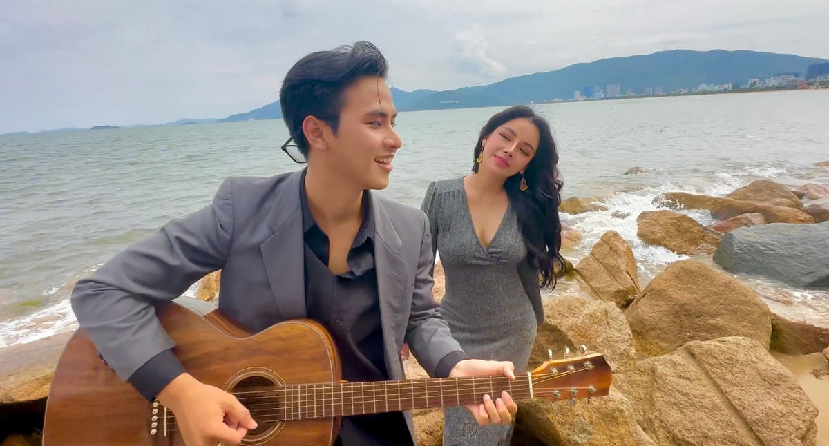 Á quân Thần tượng Bolero gây chú ý khi xuất hiện trong MV "Mùa hè bỏng cháy".