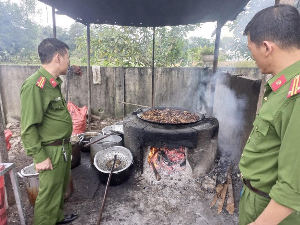 Cơ quan công an kiểm tra và phát hiện hộ kinh doanh sơ chế gần 1 tấn mở động vật không rõ nguồn gốc xuất xứ. 