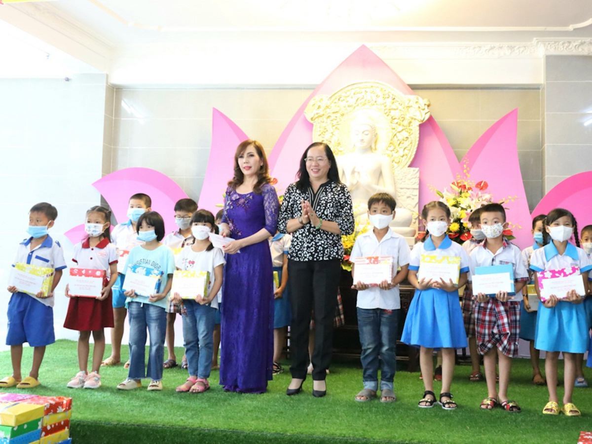 Bà Nguyễn Thúy Hằng - Phó Chủ tịch Ủy ban MTTQ TP Cần Thơ trao tặng học bổng Sen Vàng năm học 2022 - 2023 cho các em học sinh nghèo, vượt khó hiếu học.