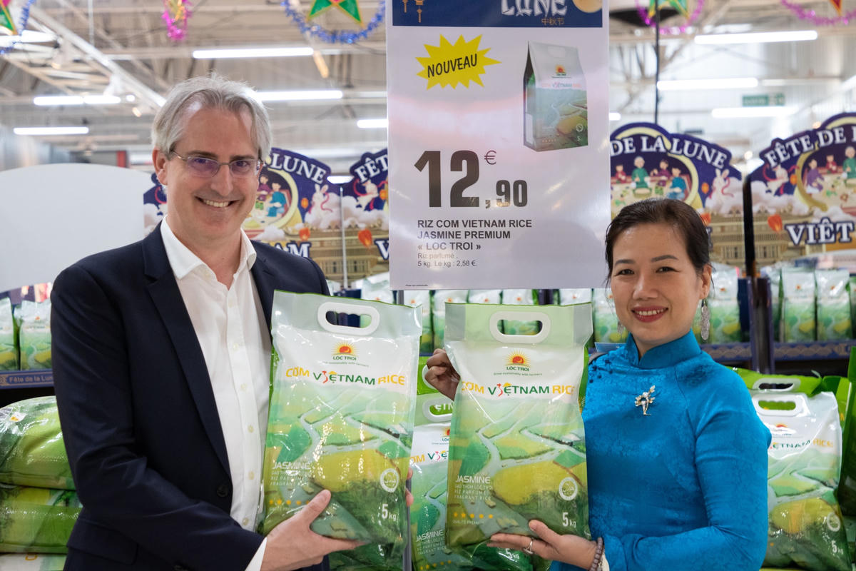 Gạo Việt Nam bày bán trong siêu thị Pháp.