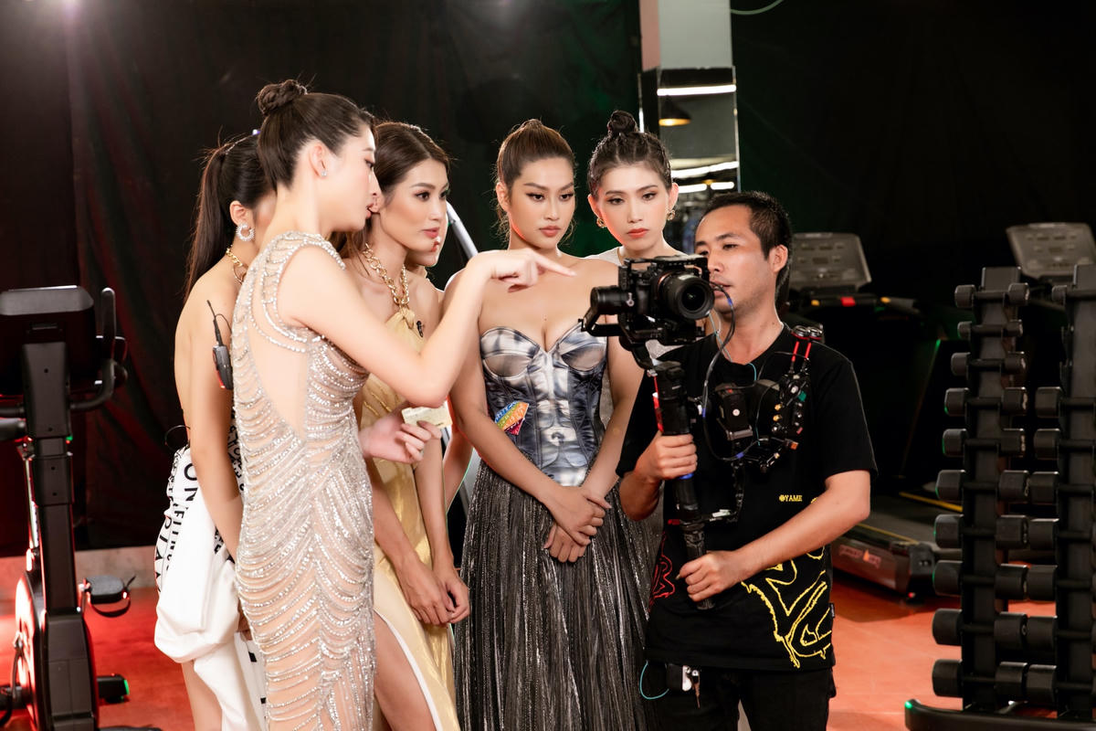 Thí sinh đội Lương Thùy Linh tranh cãi về góc máy cho thử thách nằm trong phần thi “We are Diamond”.