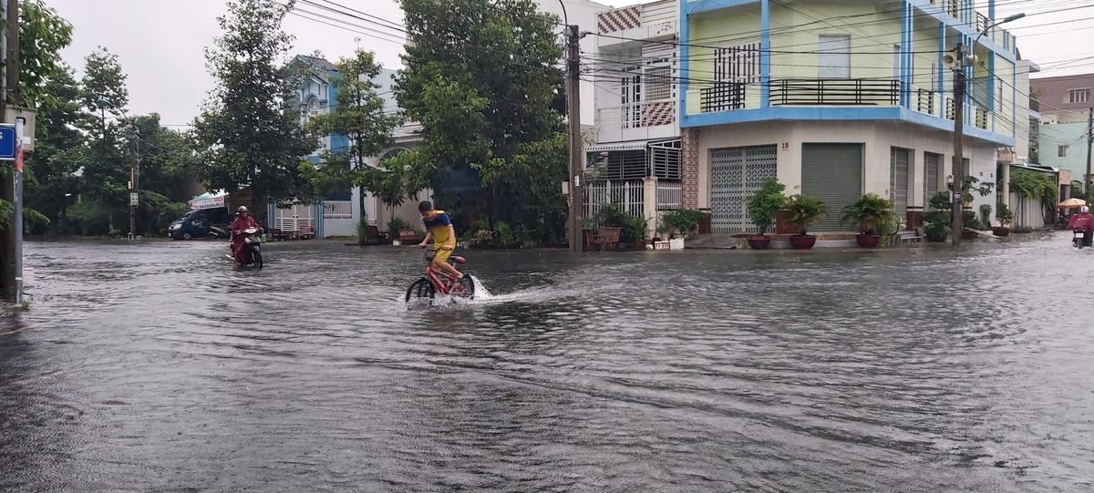 Nước ngập bủa vây ảnh hưởng đến đi lại sinh hoạt của người dân.