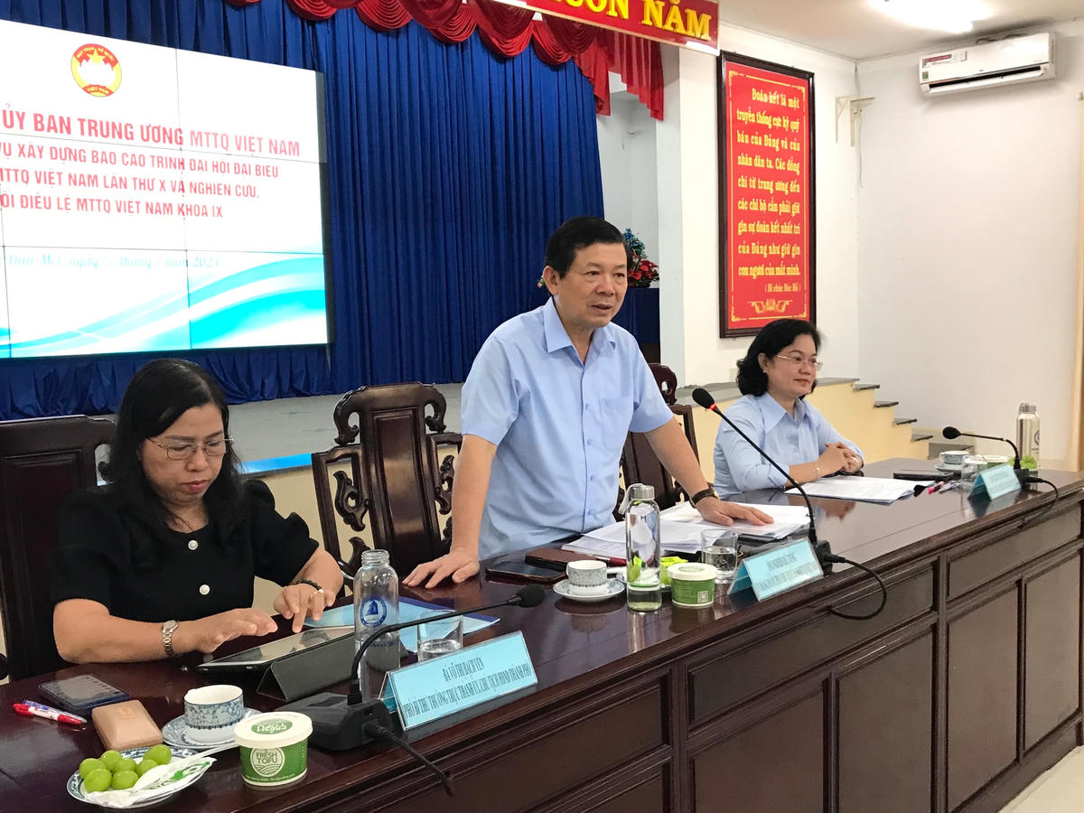 Ông Nguyễn Hữu Dũng, Phó Chủ tịch UBTƯ MTTQ Việt Nam phát biểu tại buổi làm việc.