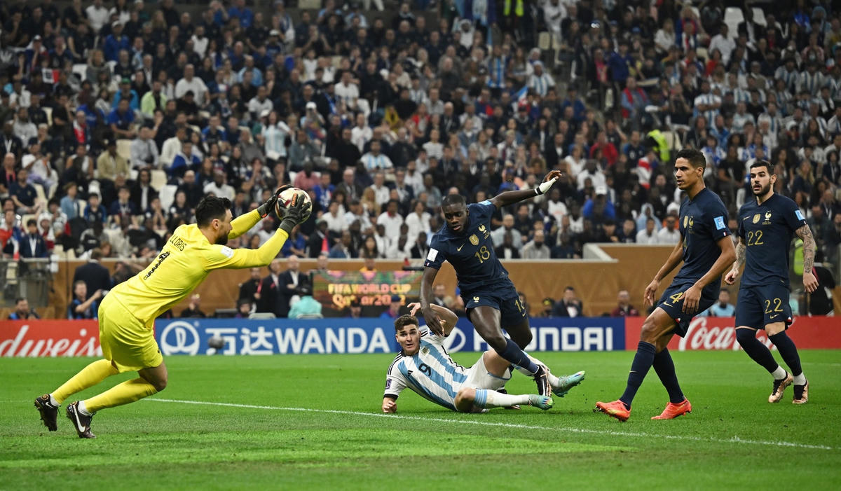 Argentina là những người sở hữu cơ hội ghi bàn đầu tiên của trận đấu.