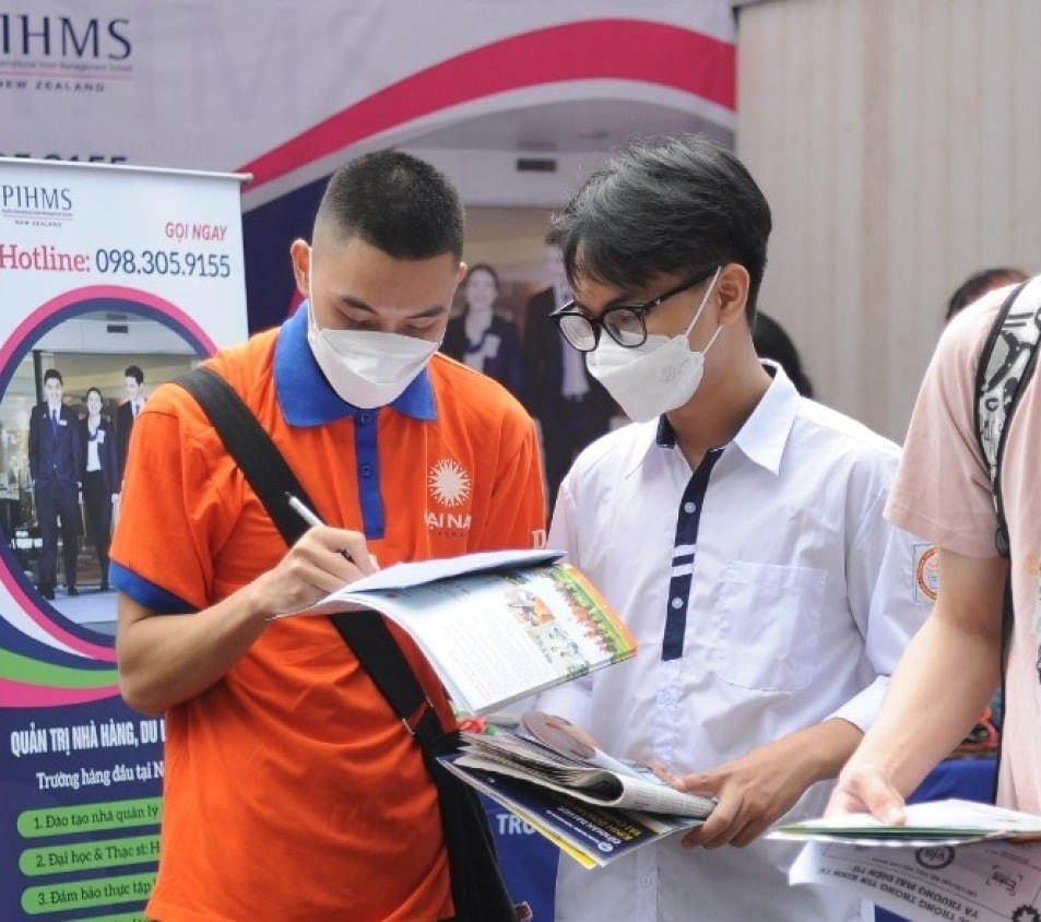   Tư vấn cho thí sinh tại Ngày hội tư vấn tuyển sinh - hướng nghiệp 2022.