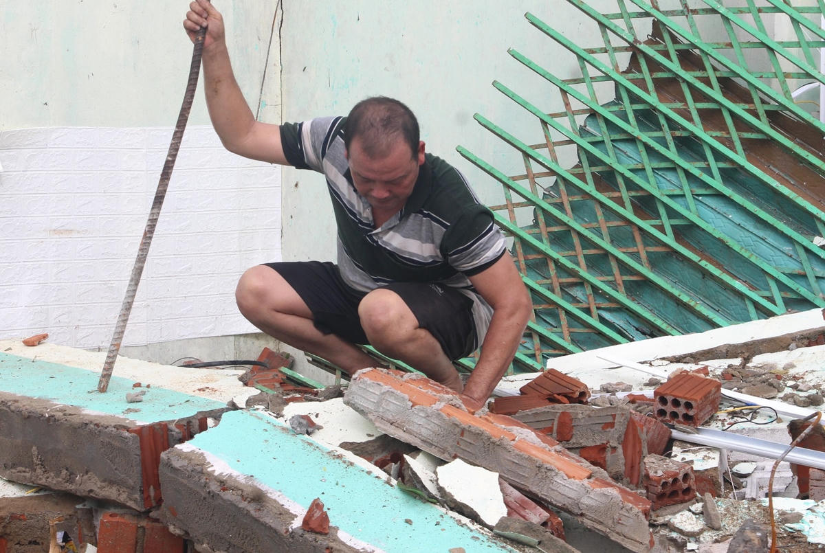 Ông Võ Quang buồn bã vì ngôi nhà cấp 4 bị sập đổ.