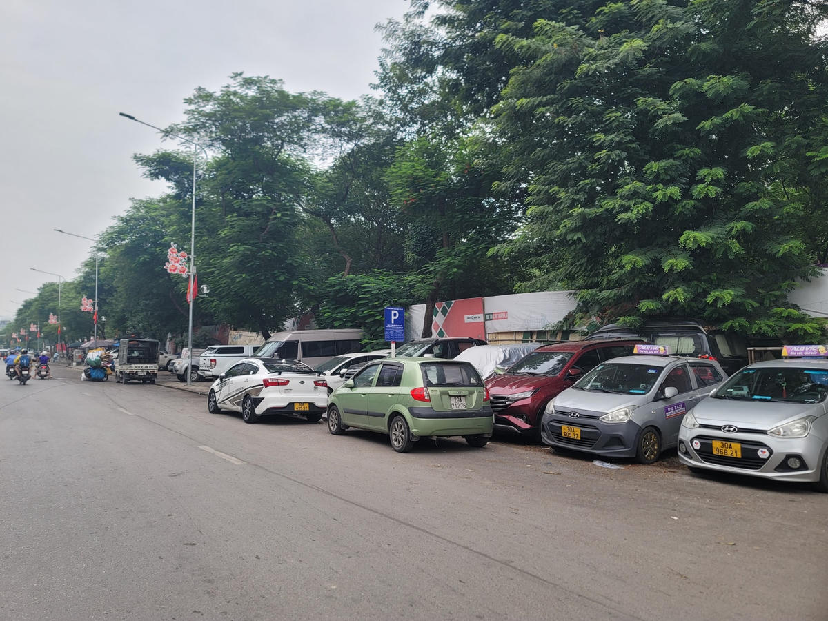 Tại điểm khai thác đỗ xe, ô tô đỗ kín vỉa hè xuống lòng đường.