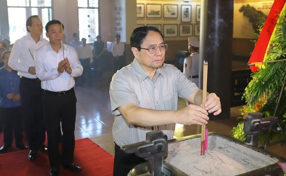 Thủ tướng Chính phủ Phạm Minh Chính cùng đoàn công tác, các lãnh đạo chủ chốt của tỉnh Thanh Hóa đã đến dâng hoa, dâng hương tại Khu Văn hóa tưởng niệm Chủ tịch Hồ Chí Minh.