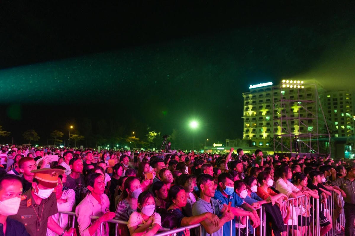 Khắc Việt khuấy động đêm nghệ thuật SunFest Sầm Sơn, Thanh Hóa dịp 30-4