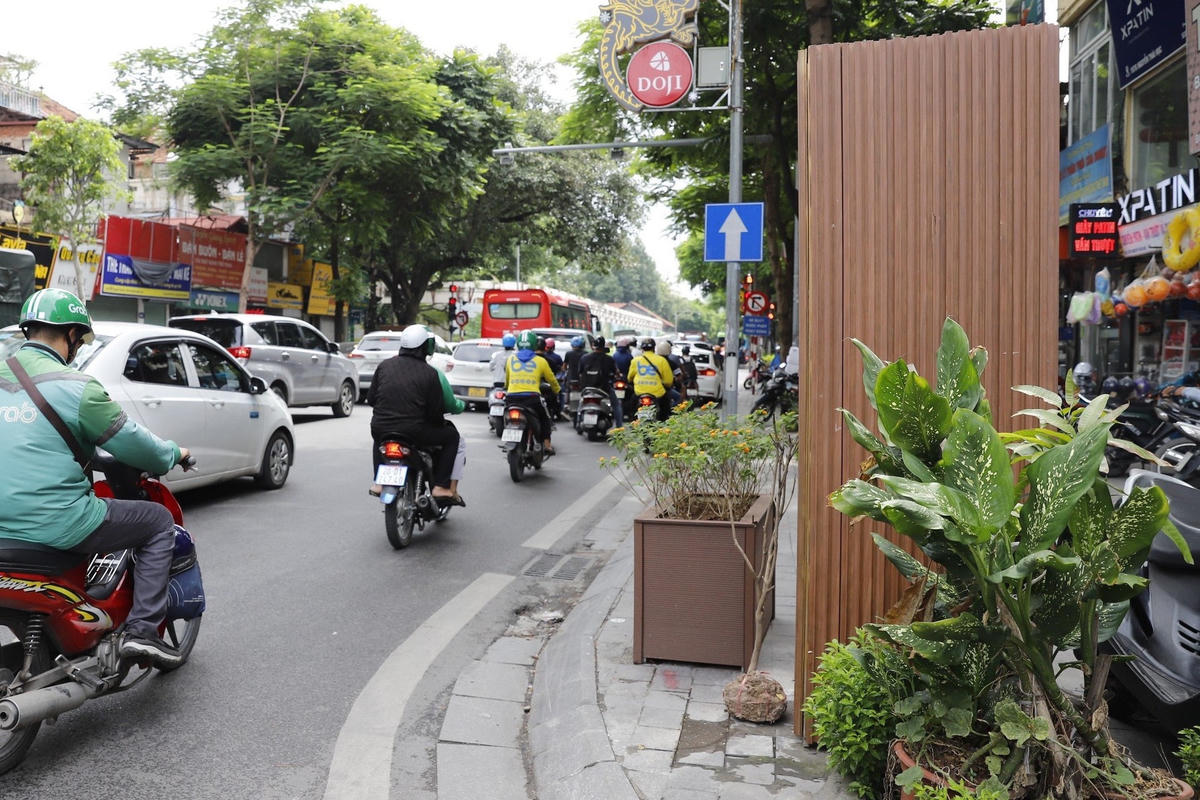 Hà Nội: 'Mặc áo giáp' cho bốt điện để chống quảng cáo rao vặt
