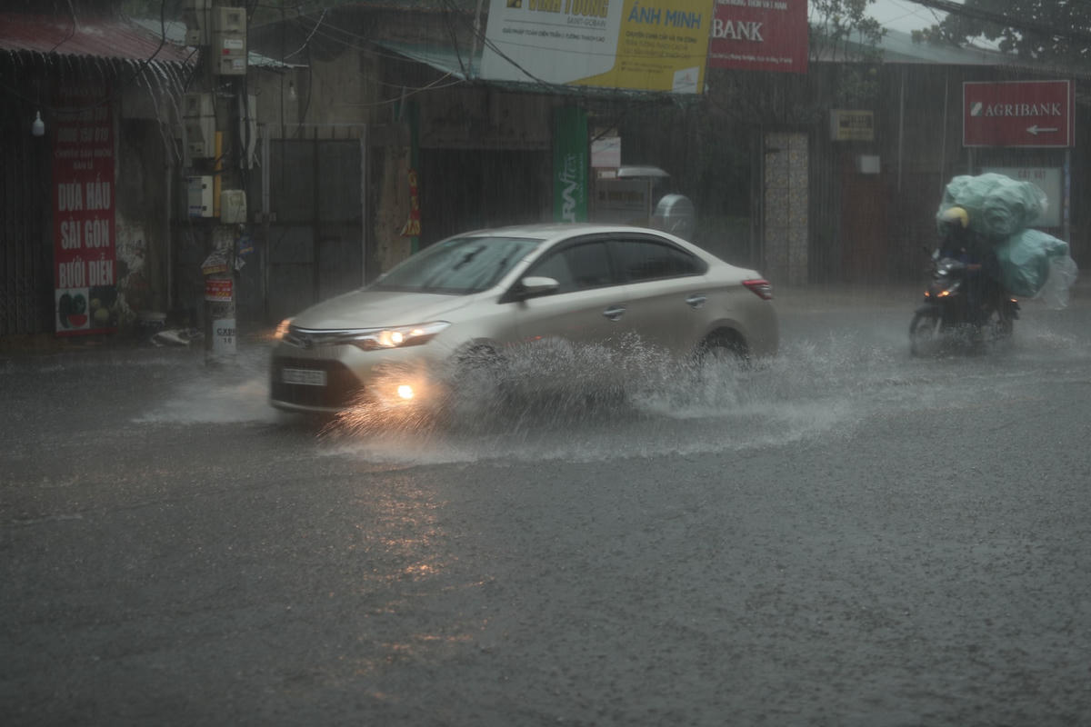 [ẢNH] Hà Nội mưa 'trắng trời', nhiều người phải dắt xe vì ngập nặng