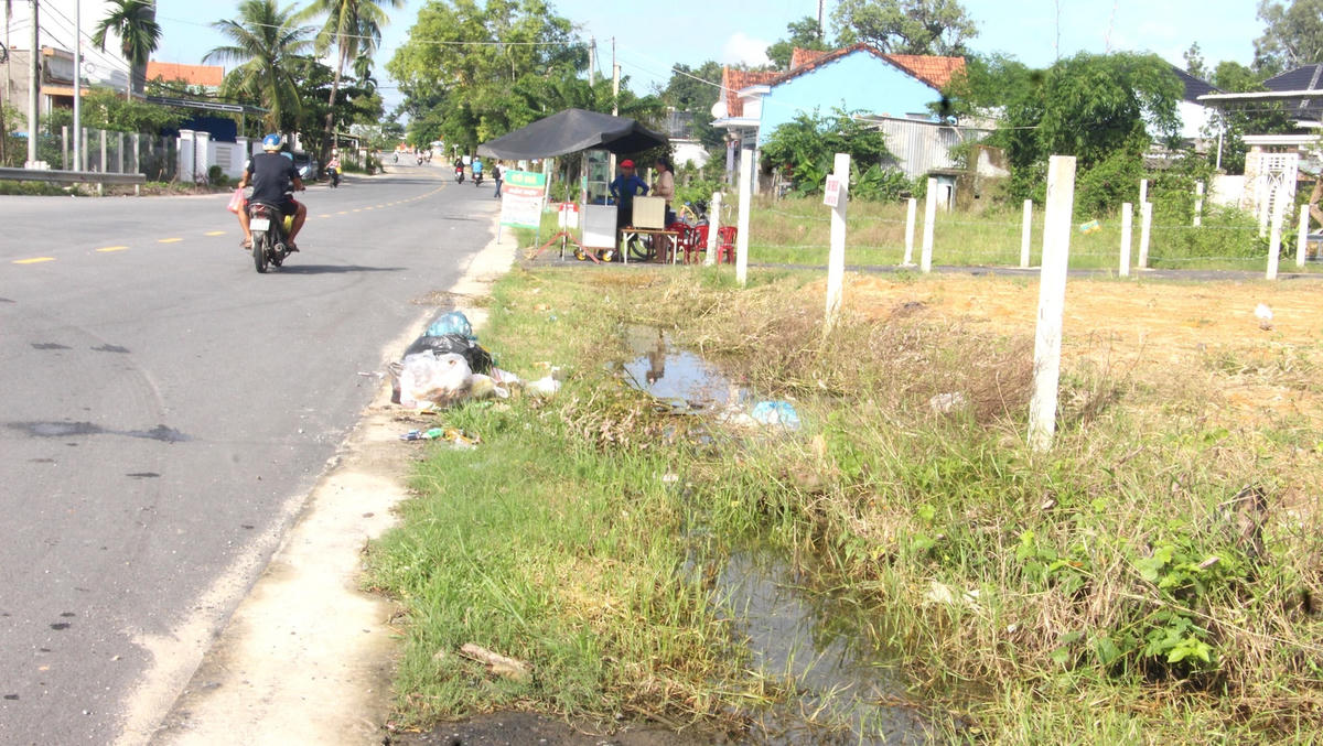 Hai bên đường quốc lộ 40B nước ứ đọng tạo mương vừa nguy hiểm vừa mất mất mỹ quan.