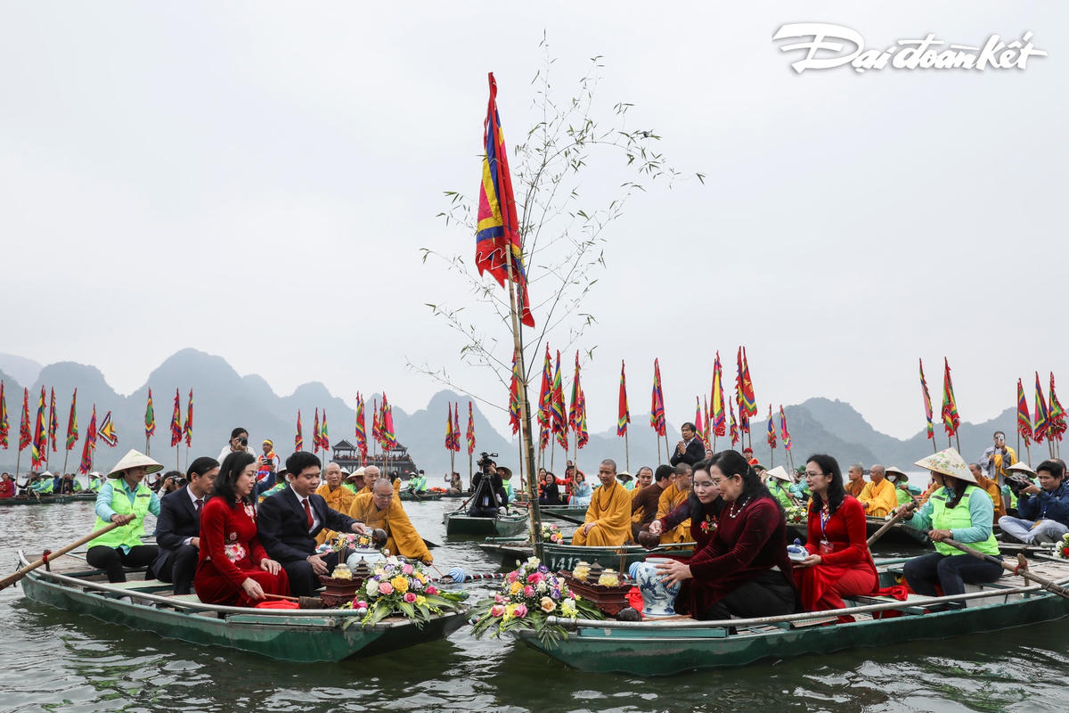 Lễ rước nước là một trong những nghi thức quan trọng, mang ý nghĩa cầu nguyện cuộc sống bình an, trường tồn. Đoàn thuyền rước nước từ giữa hồ Tam Chúc, tại vị trí linh thiêng, có cắm trước một cây nêu, lấy nước mang về chùa Ngọc.
