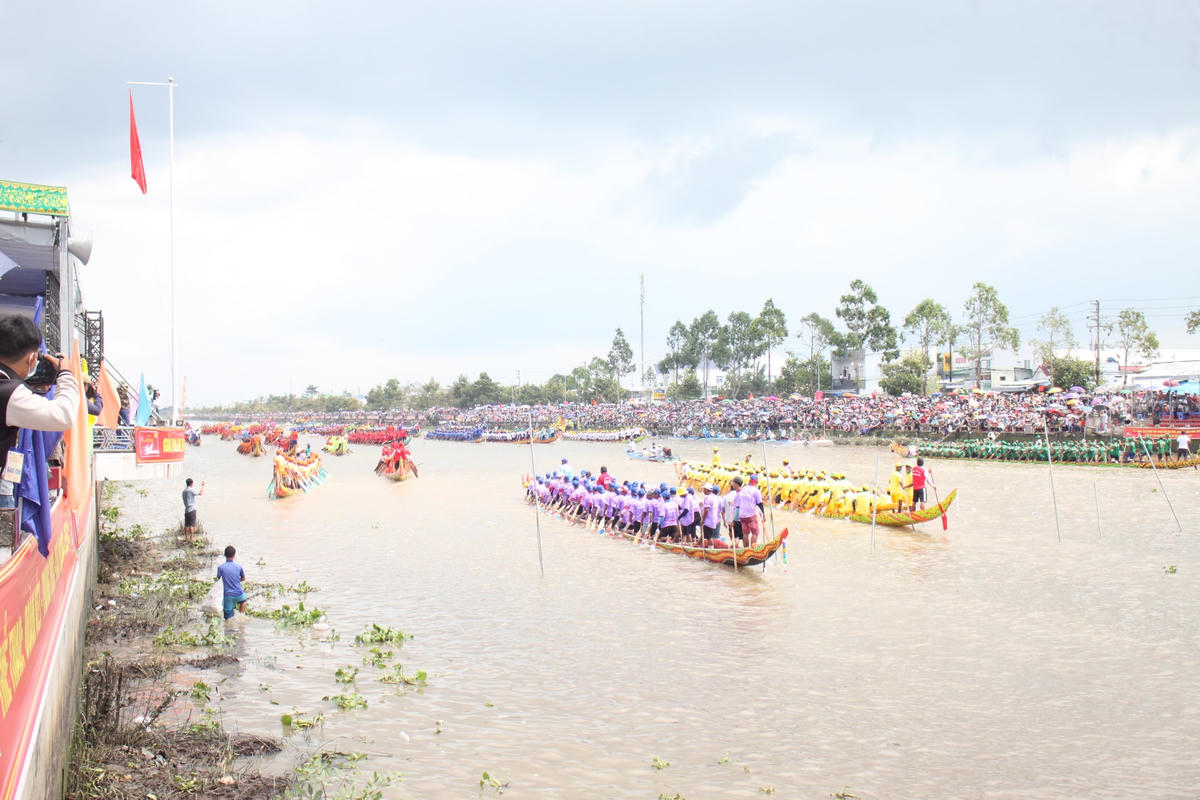 Các đội ghe ngo tranh tài quyết liệt.
