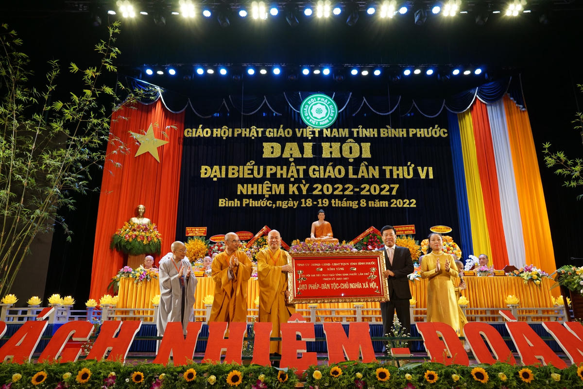 Ủy viên Trung ương Đảng, Bí thư tỉnh ủy Bình Phước Nguyễn Mạnh Cường tặng bức trướng chúc mừng đại hội. Ảnh: Mạnh Thìn.