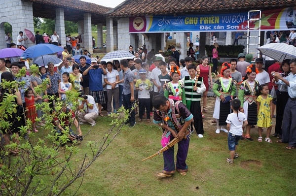 Biểu diễn khèn Mông.