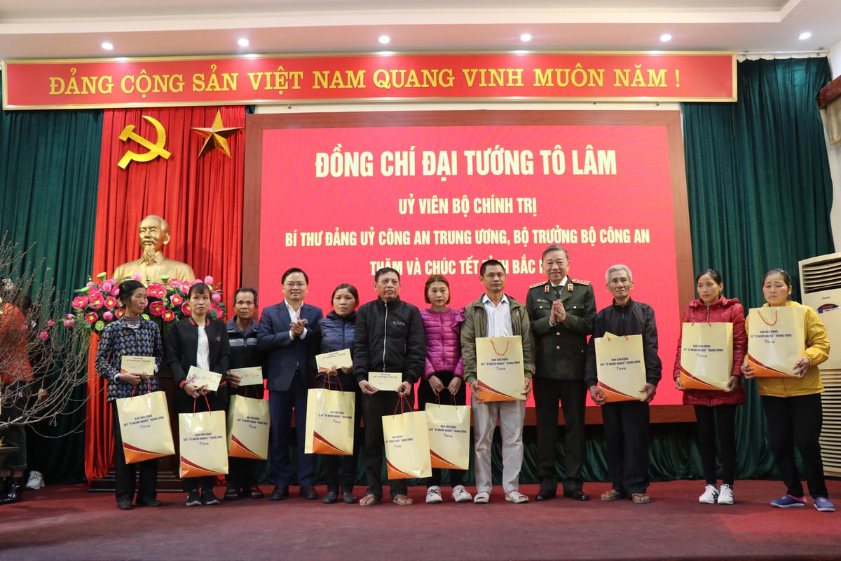 Bộ trưởng Bộ Công an Tô Lâm tặng quà hộ nghèo, gia đình chính sách nhân dịp Tết Nguyên đán Quý Mão 2023.