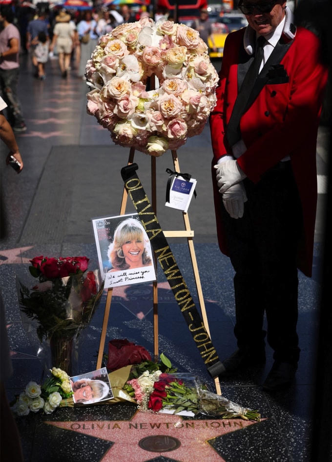 Người hâm mộ đặt hoa, thiệp và ảnh trên Đại lộ Danh vọng Hollywood để tưởng nhớ Olivia Newton-John. Ảnh: Reuters.