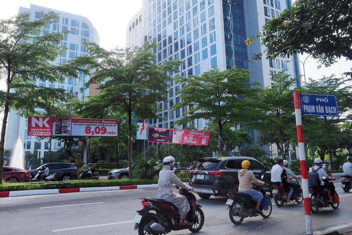 Những tấm paner quảng cáo được dày đặc trên các đường phố Hà Nội.