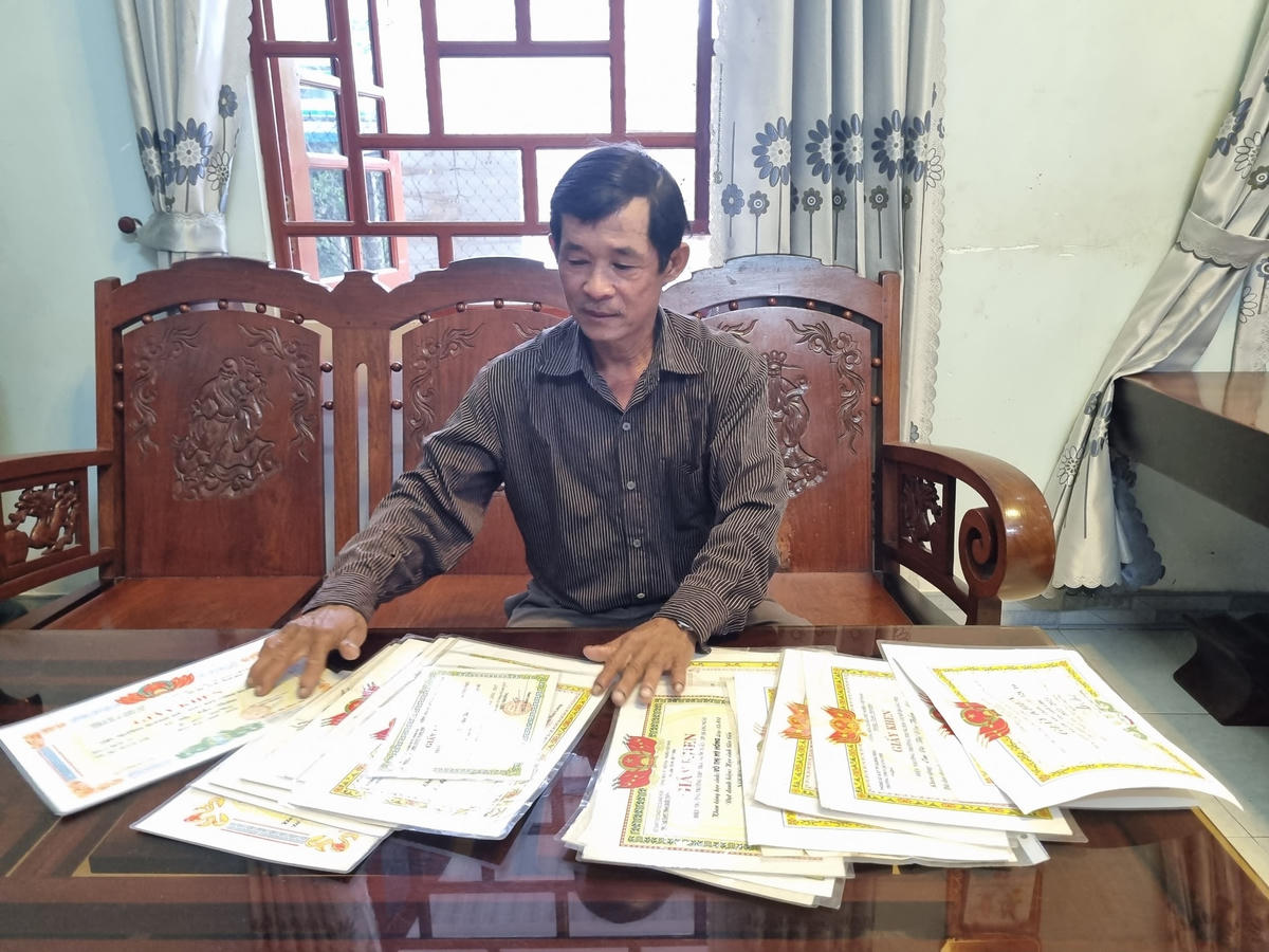 Ba em Thắm chia sẻ về những thành tích mà con gái mình đã đạt được trong quá trình học tập.