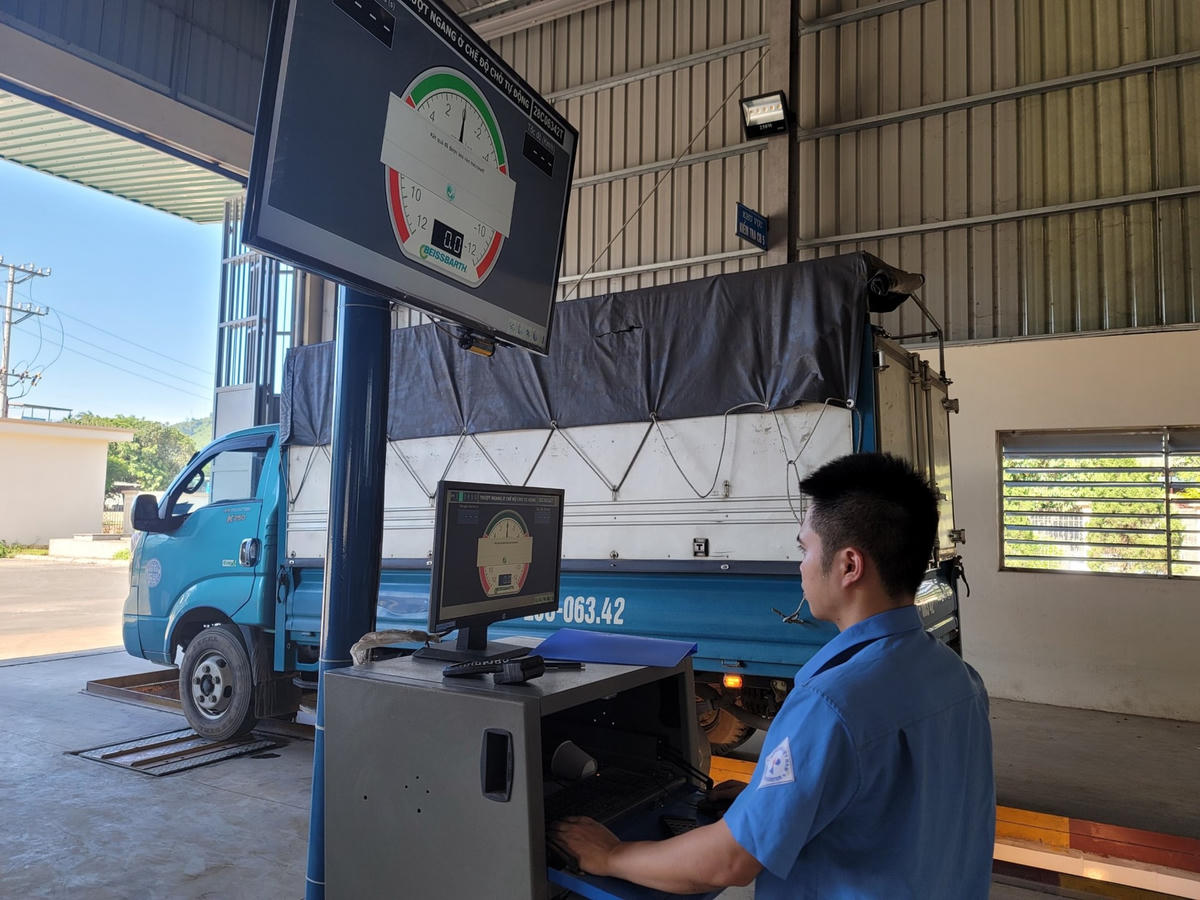 Theo ông Nguyễn Đức Hùng - Phó Giám đốc Trung tâm Đăng kiểm xe cơ giới Hòa Bình 28-01S thông tin, đơn vị hiện nay có 13 cán bộ, 5 đăng kiểm viên. Hiện Trung tâm mới đưa 1 dây chuyền vào công tác kiểm định. Trong tuần tới sẽ hoạt động 2 dây chuyền.