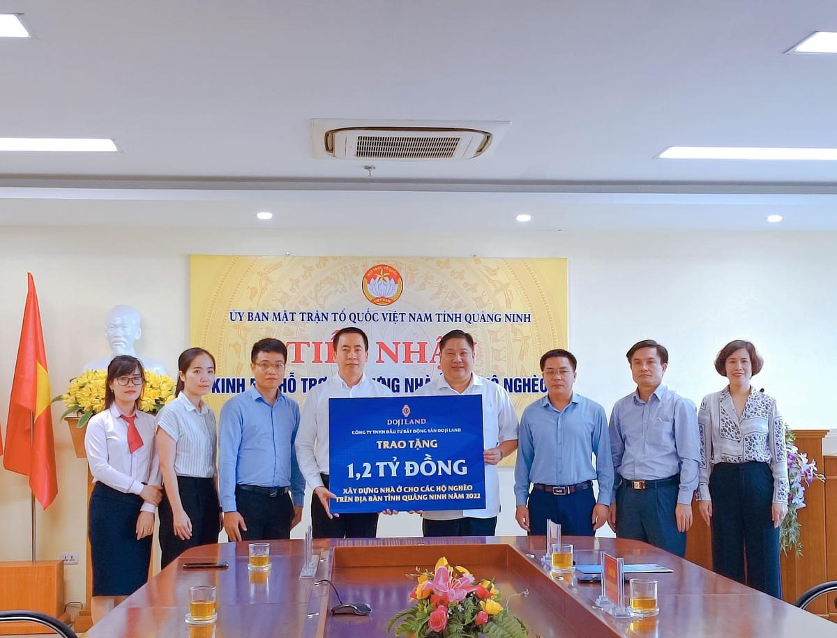 Ủy ban MTTQ Việt Nam tỉnh Quảng Ninh tiếp nhận 1,2 tỷ đồng từ Công ty TNHH Đầu tư Bất động sản Dojiland. Ảnh: QMG.