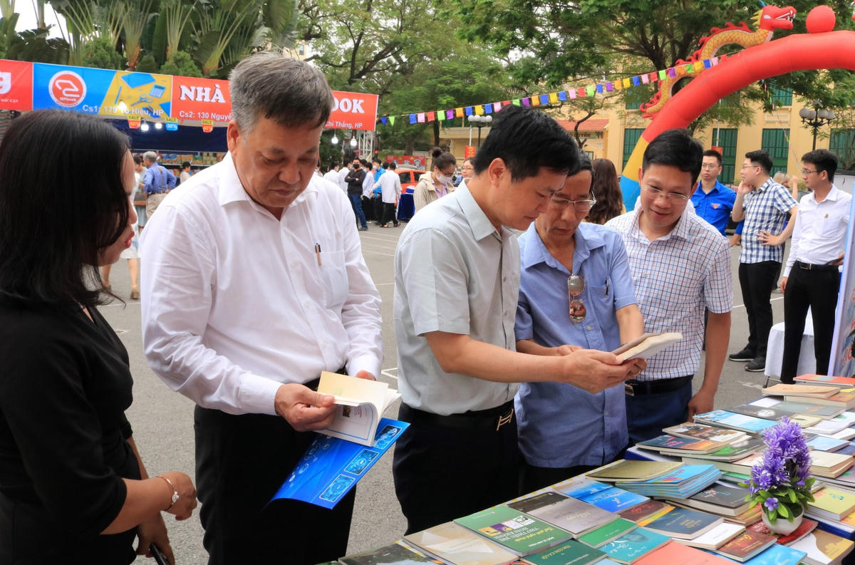 Các đại biểu tham quan gian hàng trưng bày sách tại Hội sách Hải Phòng 2023.