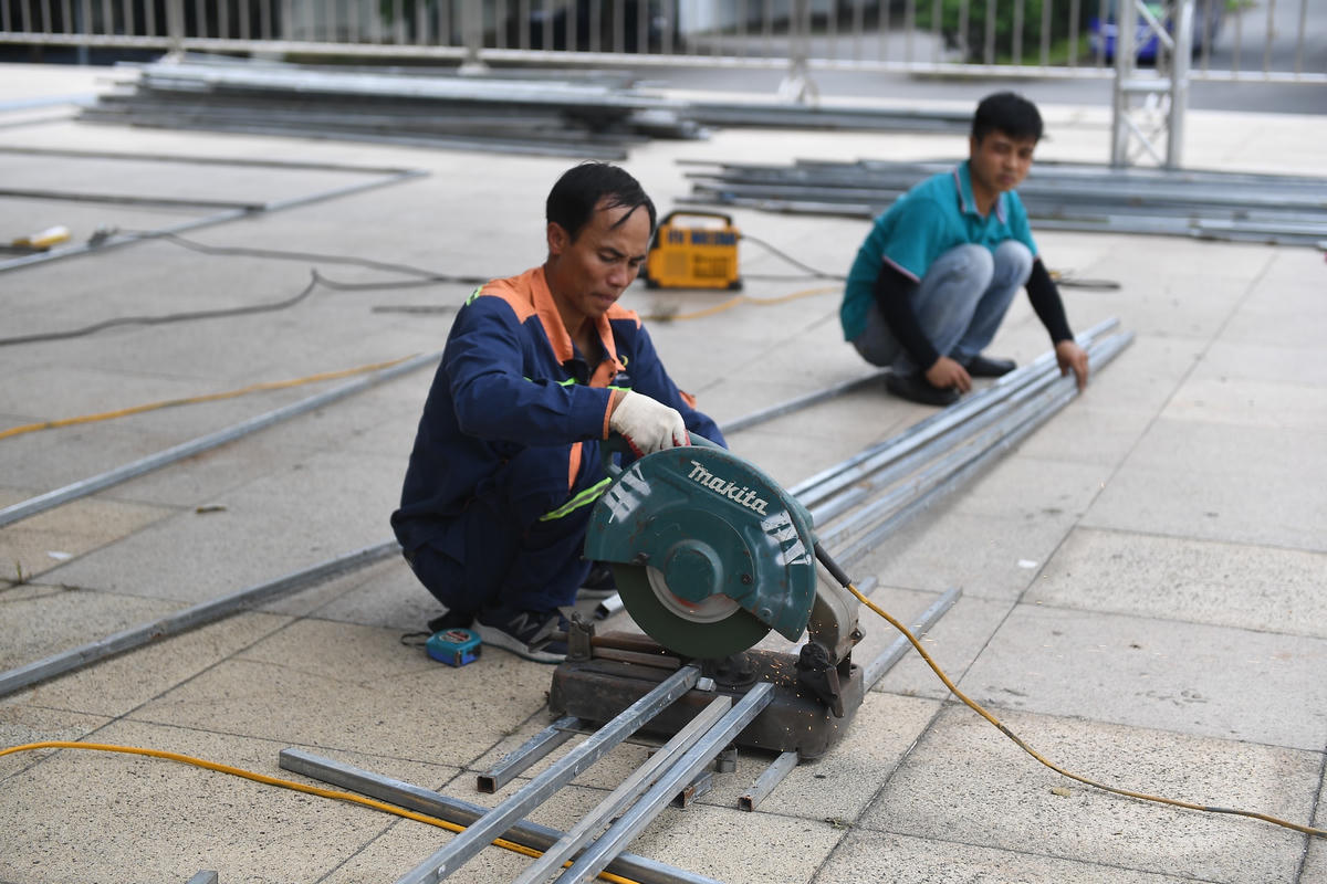Việc thi công, lắp đặt đã được tiến hành từ ngày 17/7, để đảm bảo tiến độ, công nhân phải làm việc liên tục kể cả trong điều kiện trời mưa.