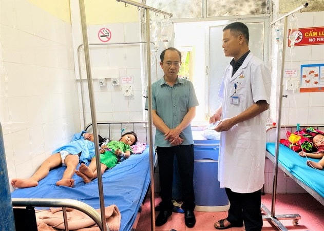 Điều trị cho các cháu nhỏ bị ngộ độc do ăn quả hồng châu tại Bệnh viện Đa khoa tỉnh Hà Giang. (Nguồn: Minh Tâm/TTXVN).