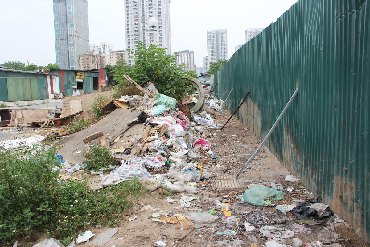 Điều đáng nói bãi rác này nằm "chềnh ềnh" ngay cạnh trụ sở mới Viettel, Toà nhà Liên cơ Bộ Lao động - Thương binh và Xã hội (Khu đô thị mới Cầu Giấy) đã lâu mà không thấy đơn vị môi trường dọn dẹp sạch sẽ, gây ô nhiễm môi trường, mất mỹ quan đô thị.