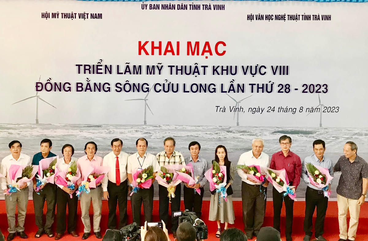 Ban Tổ chức tặng hoa chúc mừng cho các đoàn tham dự triển lãm.