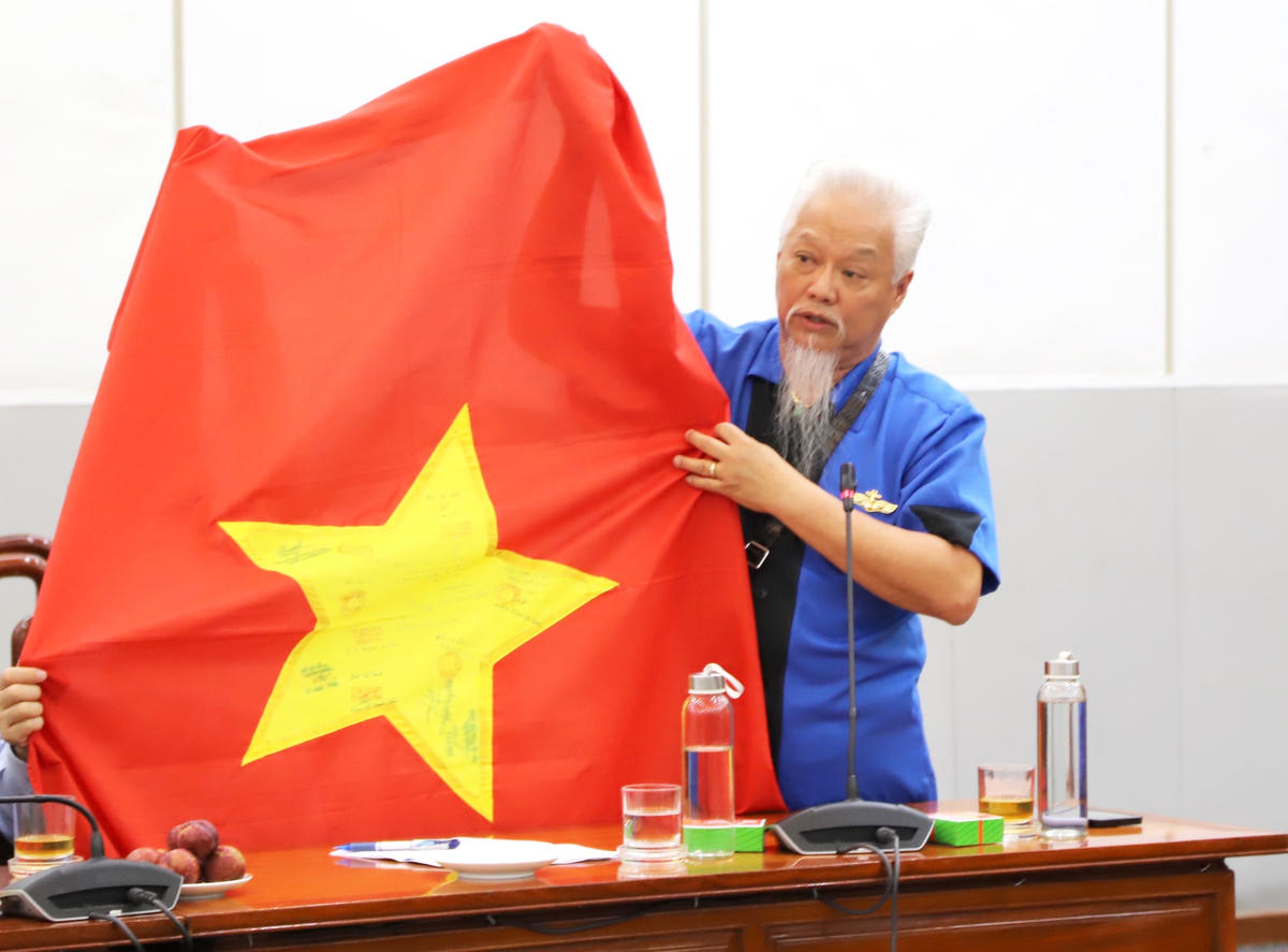 Ông Nguyễn Trọng Đức, kiều bào tại Hoa Kỳ chia sẻ hình ảnh lá cờ Tổ quốc in hình chữ ký của cán bộ, chiến sĩ trên quần đảo Trường Sa.