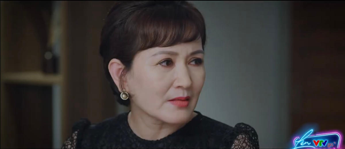 Bà Nhung khuyên Trang phải cẩn thận với chủ tịch Hoàng Long. Ảnh: CMH. 