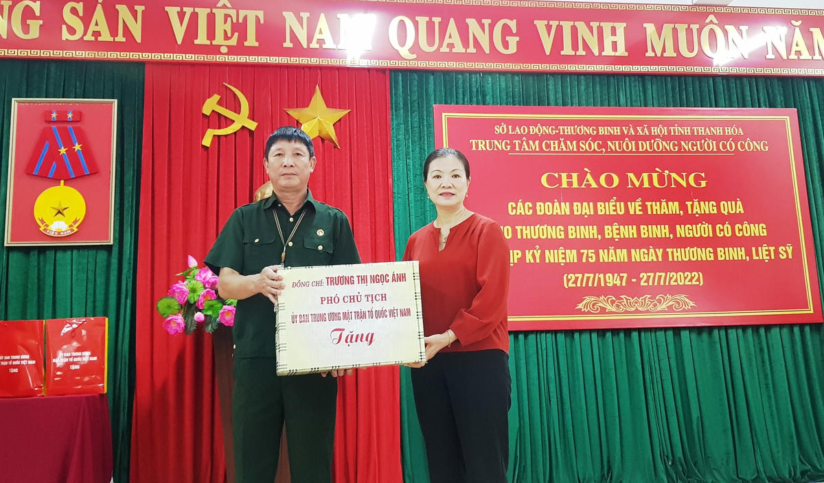 Phó Chủ tịch Trương Thị Ngọc Ánh tặng quà cho Trung tâm chăm sóc người có công tại Thanh Hóa. Ảnh: Nguyễn Chung.