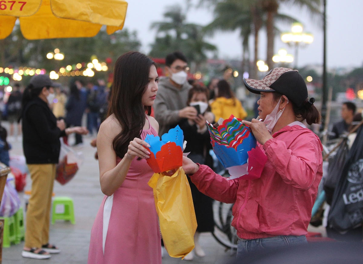 Nhiều bạn trẻ hỏi mua đèn hoa đăng thả xuống sông Hoài.