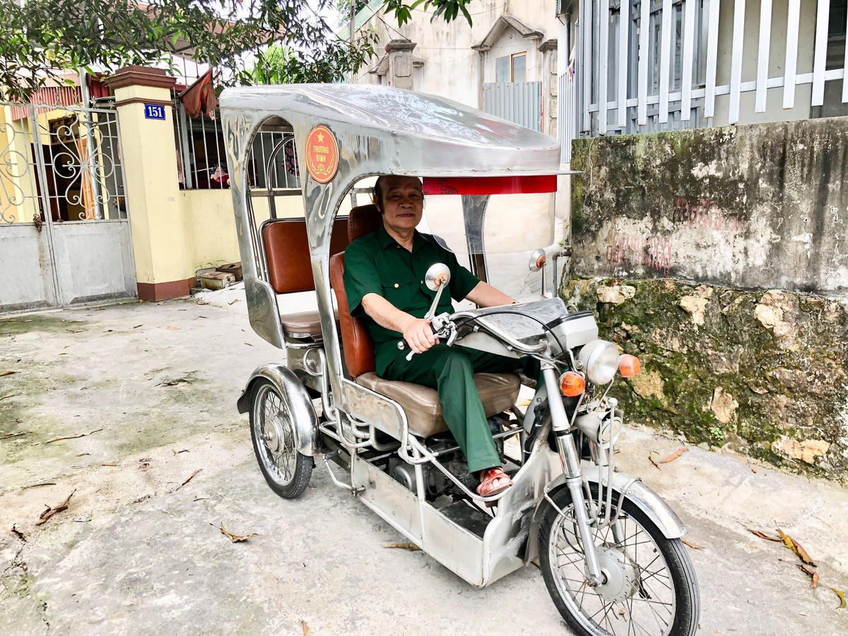 Ông Lê Long Triệu với chiếc xe thương binh đi khắp nơi để động viên, giúp đỡ những đồng chí, đồng đội.