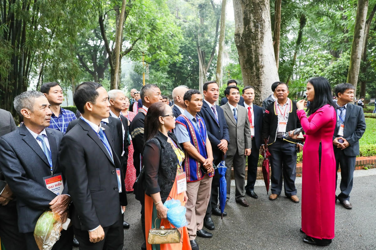 Đoàn đại biểu thăm quan Khu di tích Phủ Chủ tịch.