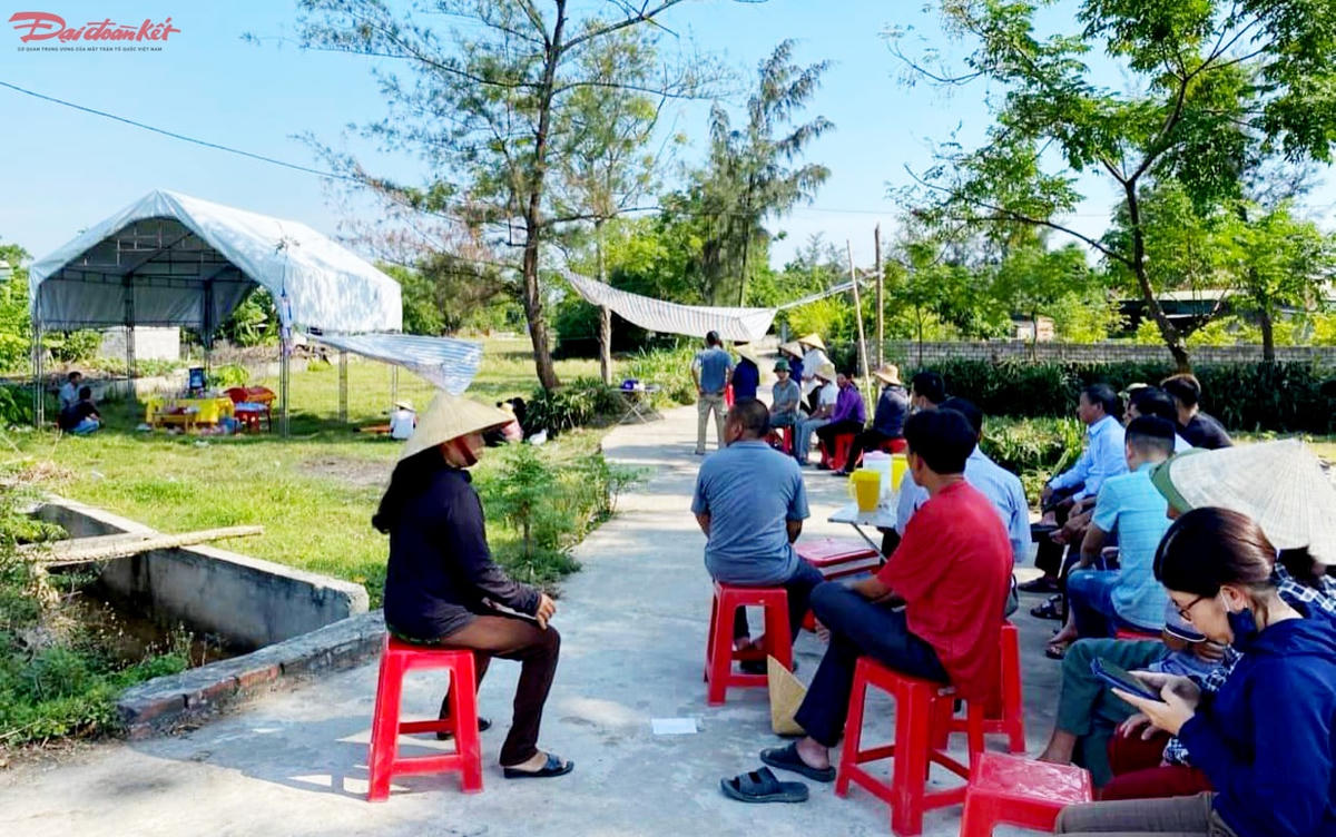 Thi thể nam sinh T.M.T. trôi dạt vào bờ biển, cách chỗ nạn nhân bị sóng biển cuốn trôi hơn 700 m.