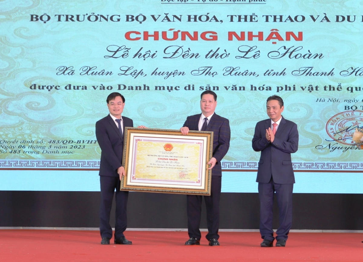 Thay mặt Bộ VHTTDL, ông Hoàng Đạo Cương, Thứ trưởng Bộ VVHTTDL đã trao bằng công nhận Di sản văn hóa phi vật thể Quốc gia - Lễ hội đền thờ Lê Hoàn cho tỉnh Thanh Hóa.